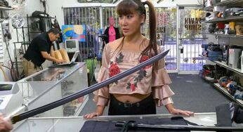 XXXPawn Tiffany Aile Yadigarı Katana’yı Satmaya Gelince Eleman Katana Gibi Yarrağı Asyalıya Sokuyor Türkçe Altyazılı Porno